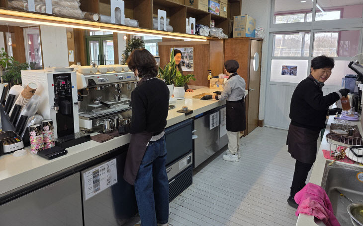 1. 카페 가재미38 운영 모습