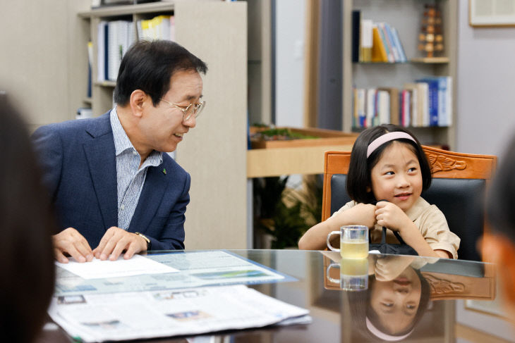 보도 1) 아이와 즐거워하는 단양군수