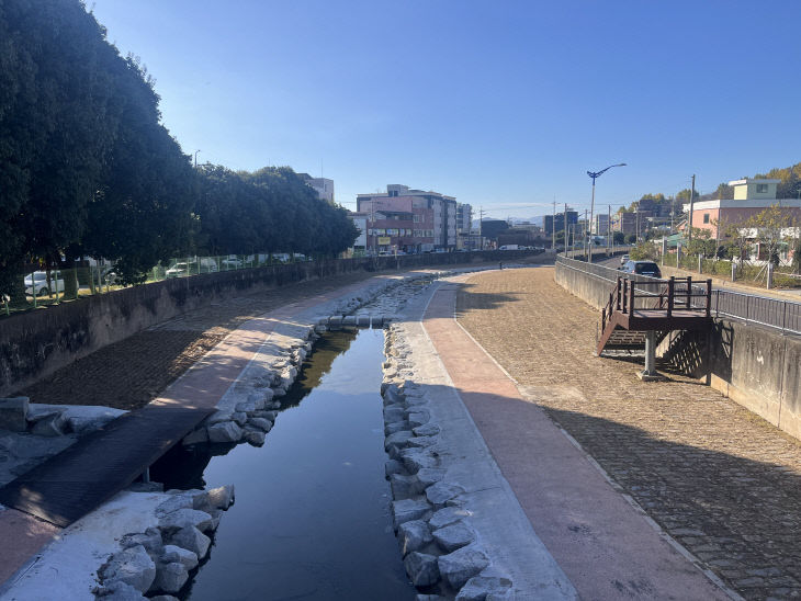 삼천포천 생태하천 복원사업 완수생태관찰마당앞인도교