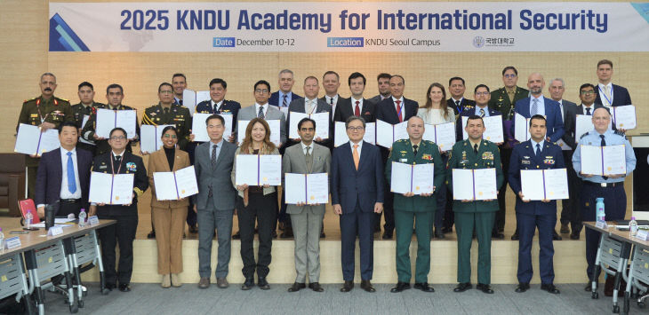 2025년 KNDU 국제안보교육과정 수료식 단체사진