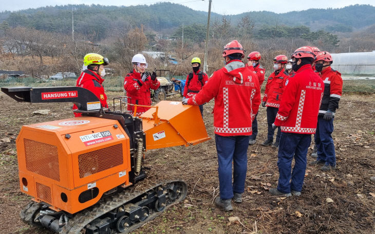 안병기 산림청장이 영농부산물을 파쇄하고 있다_2