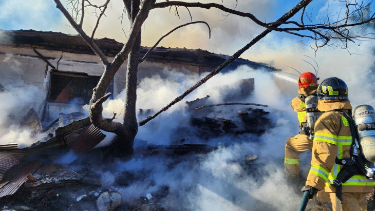 지난 5일 주택에서 발생한 화재를 진압하는 모습