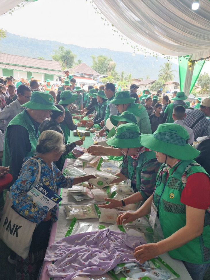 7.라마장터를 운영하며 주민들에게 생필품을 전달하는 모습