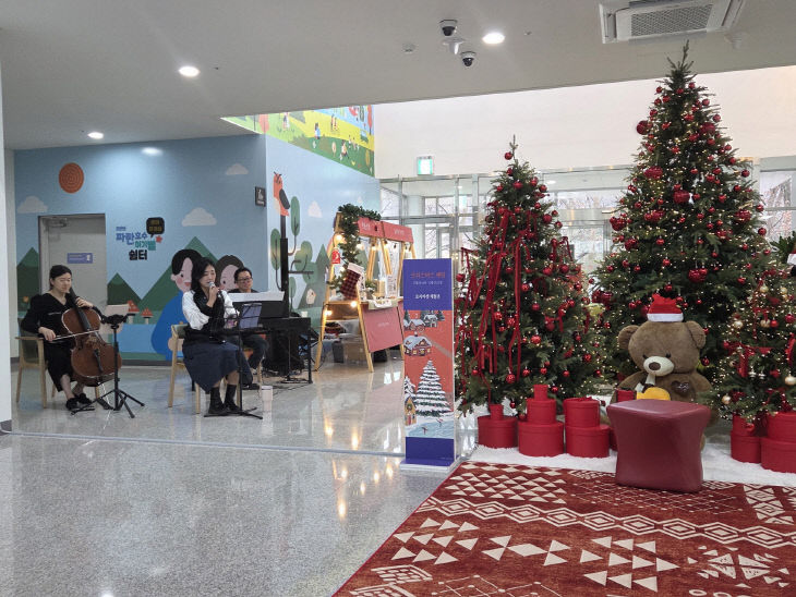 1.지역예술가 공연 중 사진