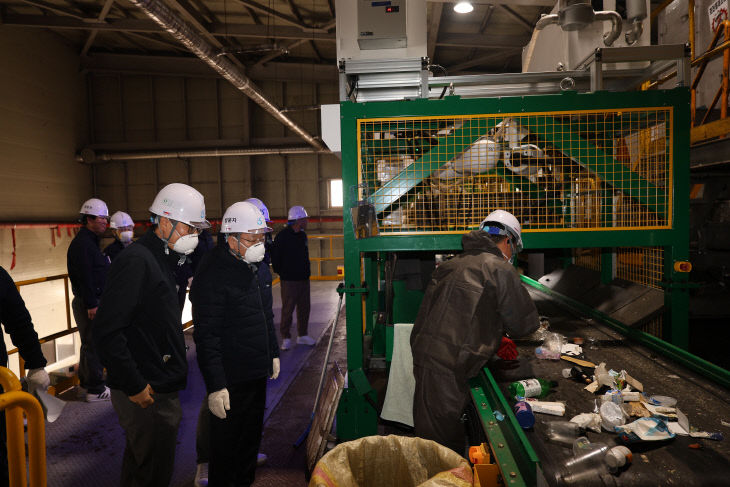 로봇을 점검하고 있다.