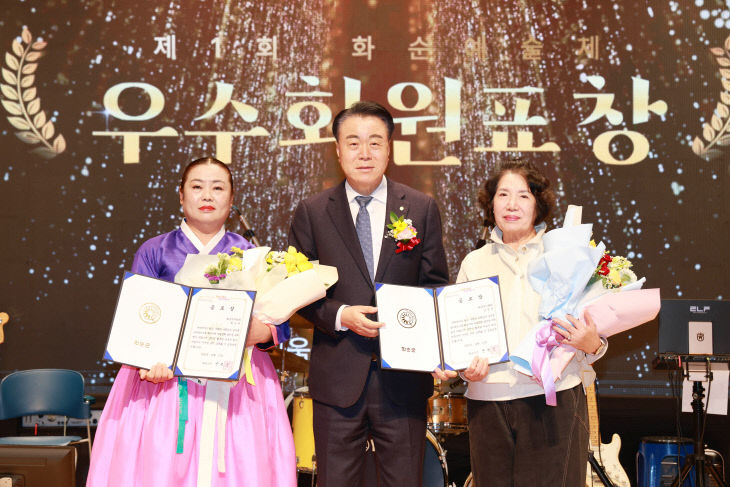 2-4. 구복규 군수 기념식 수상자와 기념사진