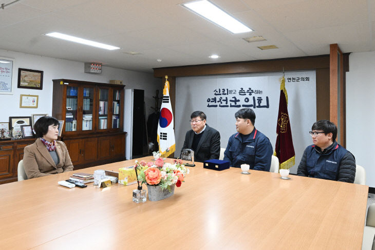 연천군의회 공무직 정년퇴임 공로패 전달 사진1