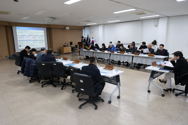 영계획을 발표하고 있다