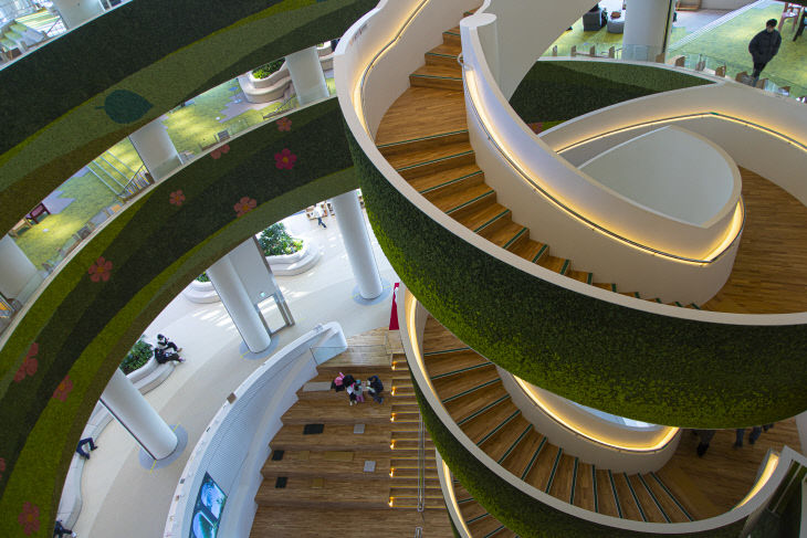 경기도서관 내부 전경.