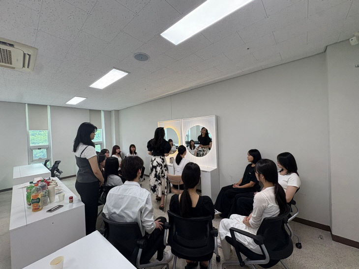 항공서비스학과 실습실 장면