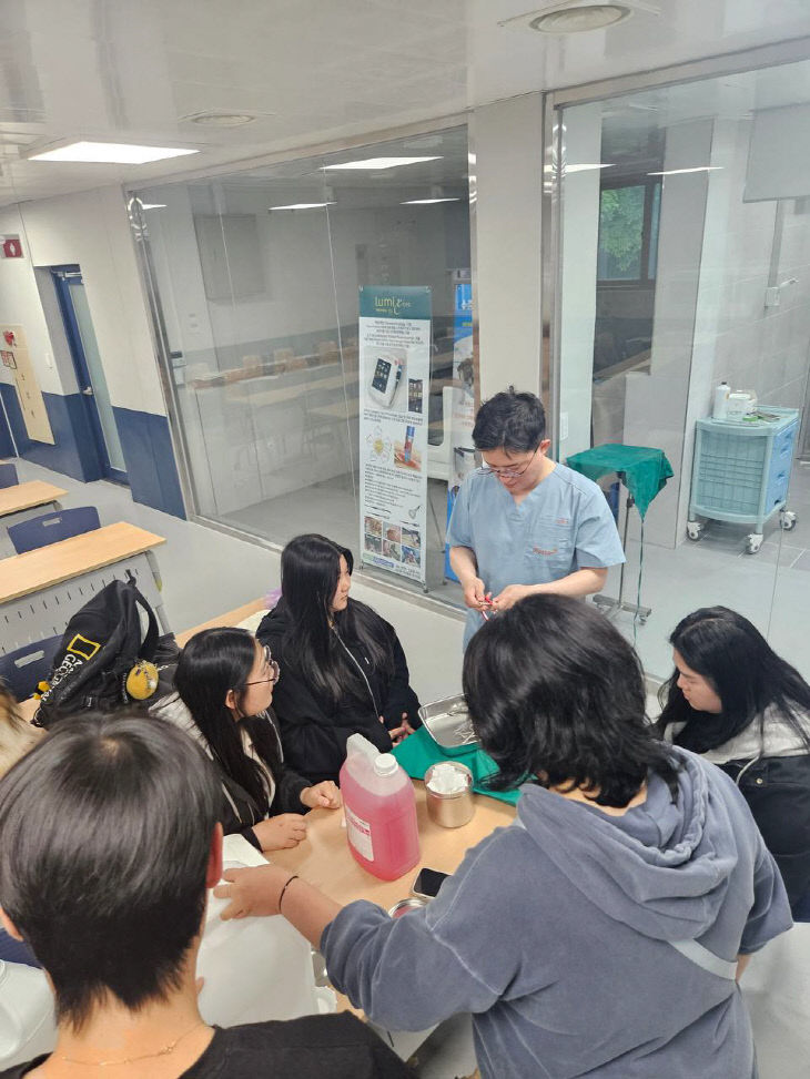 반려동물학부 실습 장면