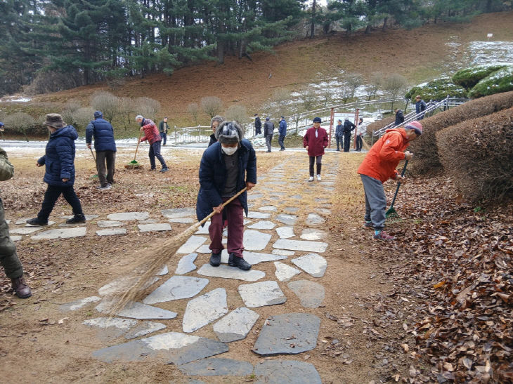 8.예산군과 보훈단체의 충령사 환경정비 모습 (1)