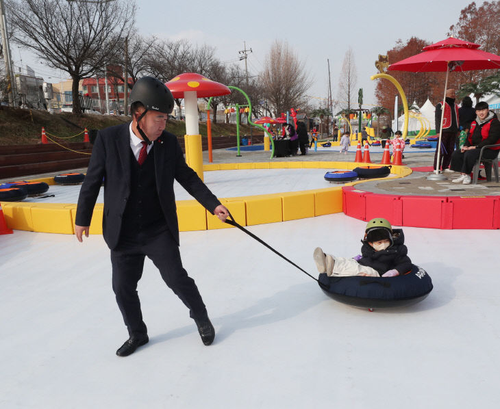 겨울에도 꿀잼! 청주시, 무심천 어린이 썰매장 개장.