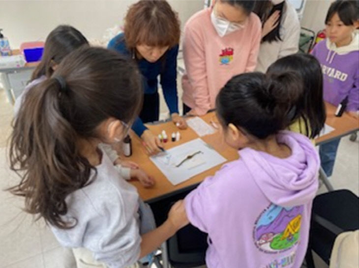 레진아트 특별프로그램 운영 모습.(충주시 제공)