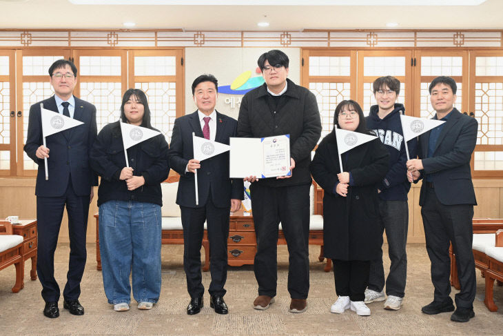 7.청년마을 내일 박정수 대표 장관상 수상 기념촬영