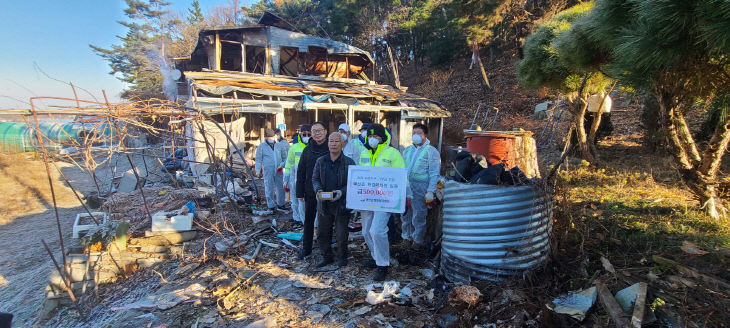 13.예산읍 환경미화원 화재 피해 주민 성금 전달 모습