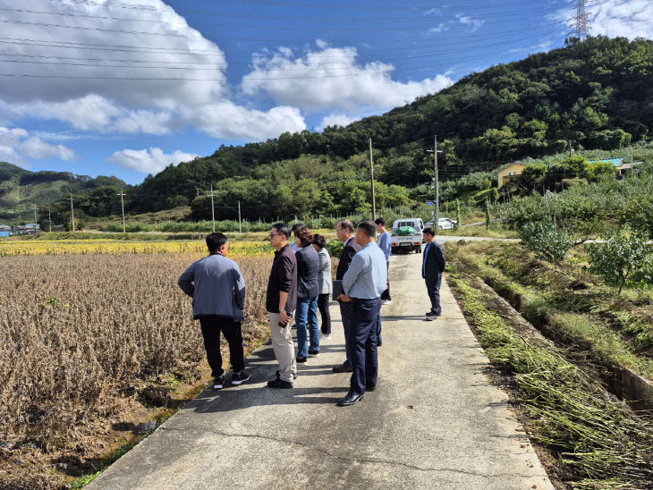 농업재해 피해 현황을 점검하고 있다 (2)