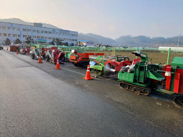 농업기술센터 앞에 농기계가 전시되어있다