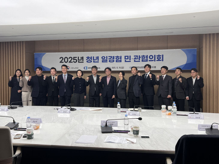 과 기념촬영을 하고 있다