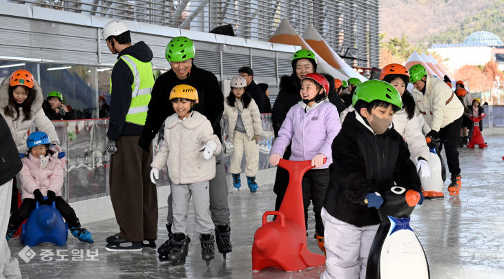 20251221-스케이트장 인파1