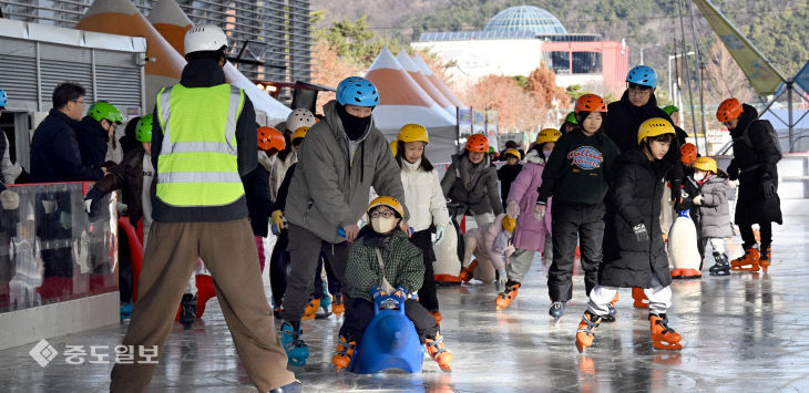 20251221-스케이트장 인파2