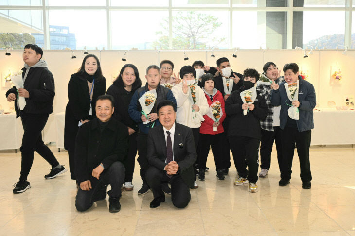 1.‘모일 사람들’ 발달장애인 작품전시회 기념촬영 모습