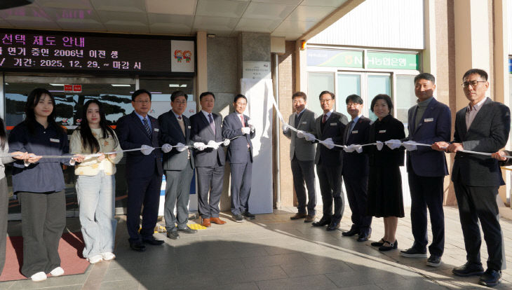 1. 시청 본관 앞에서 열린 국민행복민원실 현판 제막식2