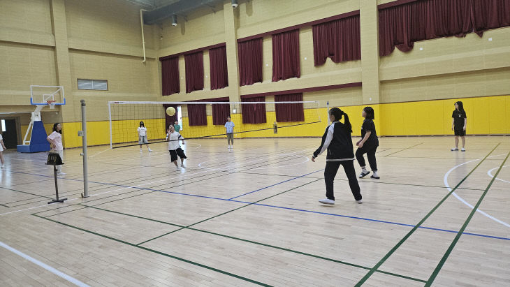 3-2방과후 활동 초·중학생 소프트 발리볼 경기 모습