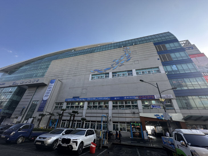 ▲ 사진설명 = 자갈치현대화시장 외벽 청소 후