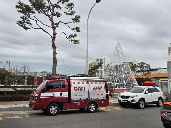 관내 주요 시가지 중심 예방순찰을 실시하는 모습