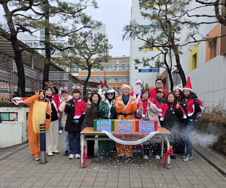 2-1 공주신월초_크리스마스 등굣길 행사 사진(1)