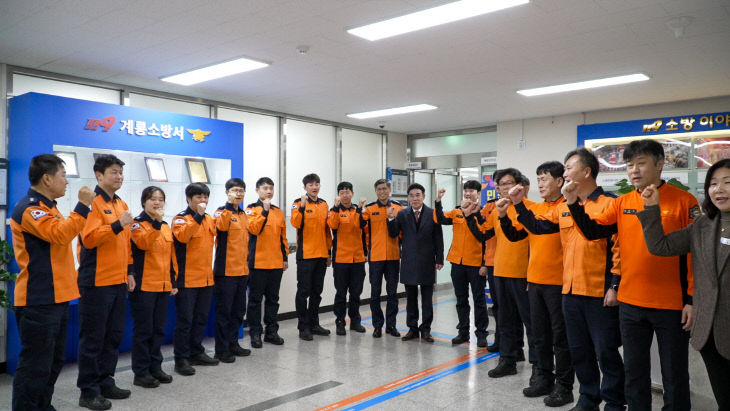 [사진2] 연말맞아 현장근로자에 따뜻한 응원(계룡소방서)