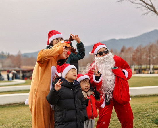 사본 -3 산타와 루돌프와 사진을 찍는 아이들