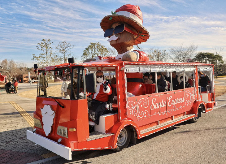 사본 -3 산타버스를 탑승한 관람객들