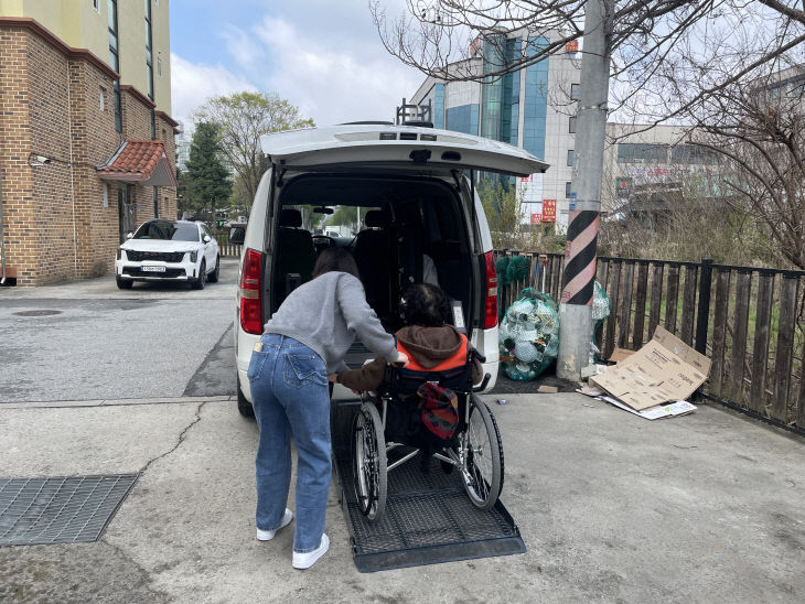 어르신 병원 동행을 돕는 돌봄 사진.(충주시 제공)