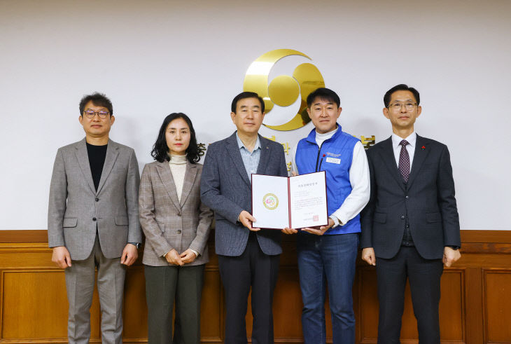 조길형(사진 가운데) 시장과 직원들이 가족친화기관 인증서를