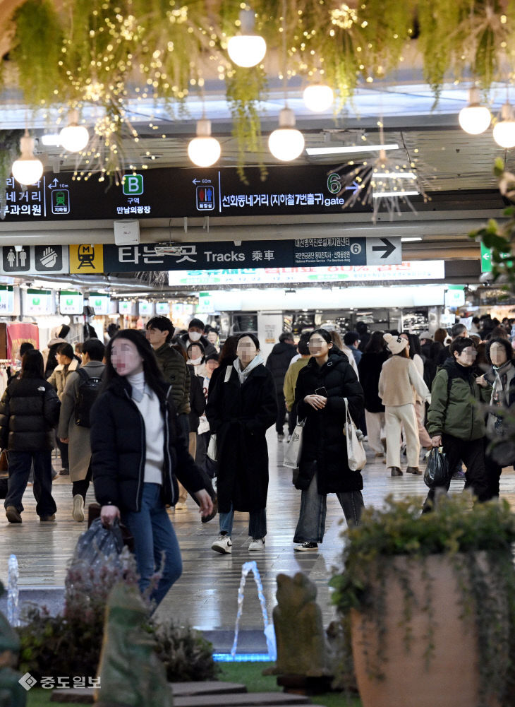 20251228-세밑 중앙로지하상가 인파2