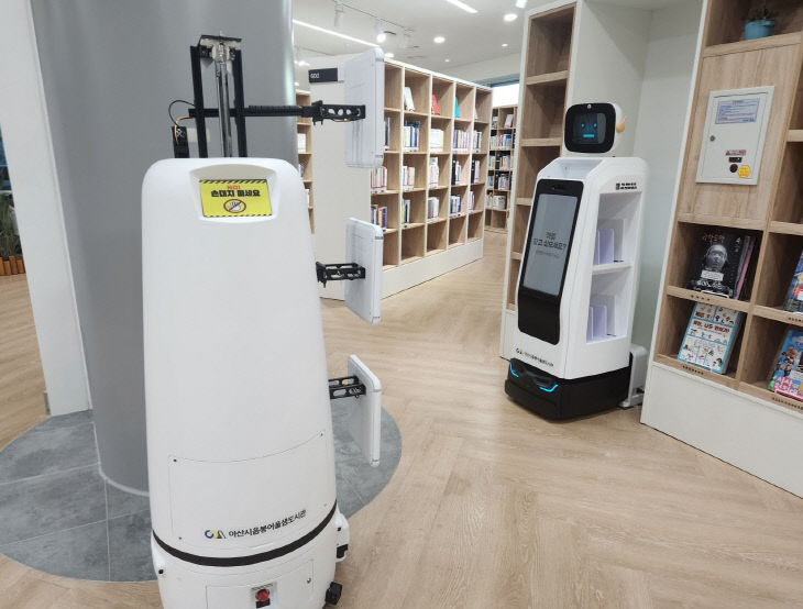 도서관 최초 '이기종 로봇 연계' 시스템 구축 (1)