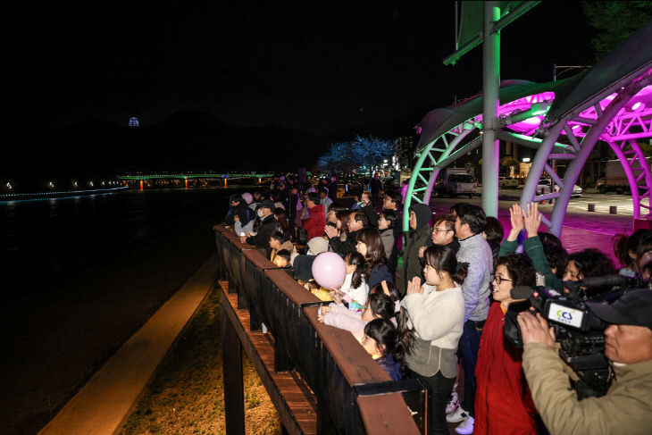 보도 3) 지난해 단양의 야경을 즐기는 관광객들