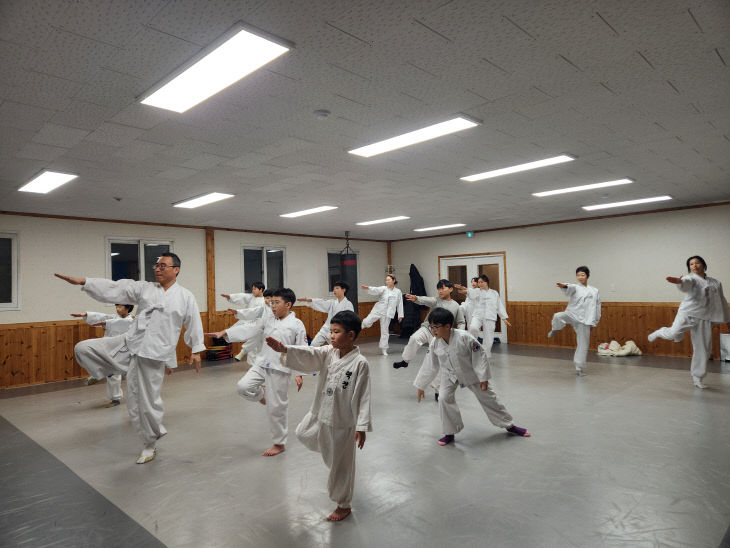 학생반 택견 수업 사진.(충주시 제공)