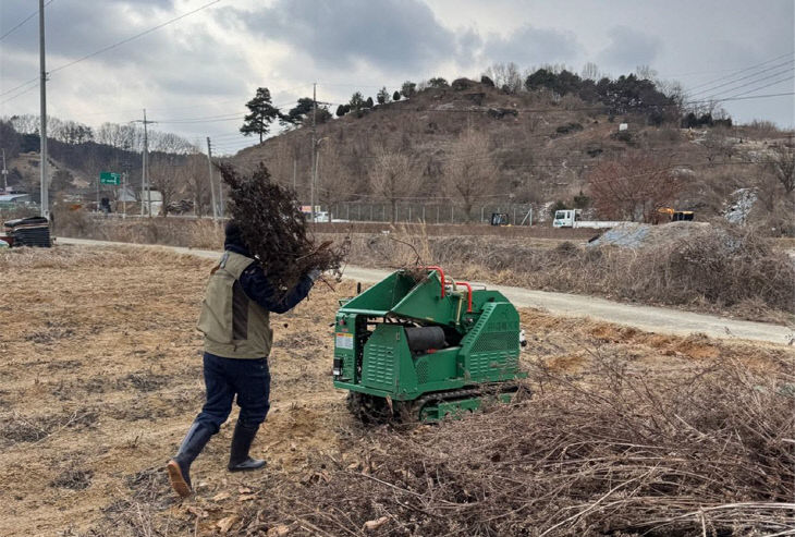 청주시 “영농부산물 무료 파쇄 서비스 신청하세요”.