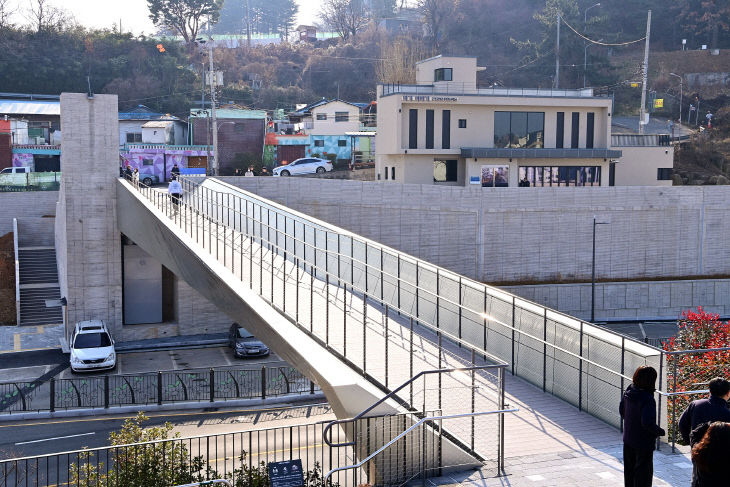 진주시, ‘망경공원 보행육교·산책로’ 설치 완료 (4)