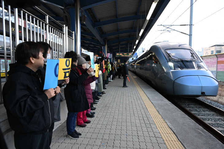 1-2.기장역에서 지역 주민들이 KTX-이음 다 (2)
