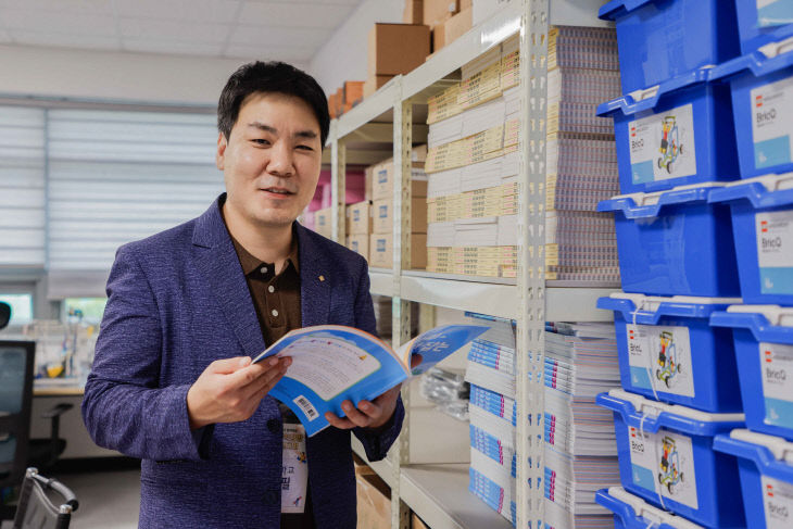 사진2_늘봄학교 학습교구를 점검하는 유재필 교수