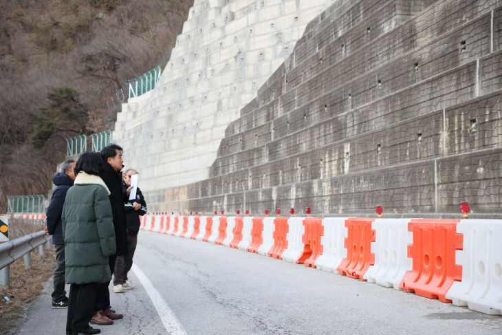 12.31..보은 두평지구 사면 보강공사 완료…지방도 575호선