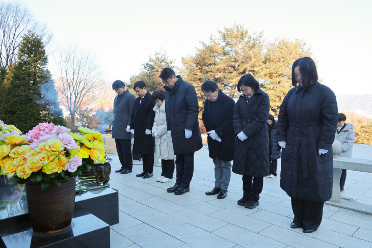 2026-01-02_증평군의회 보도자료_증평군의회, 충혼탑 참배