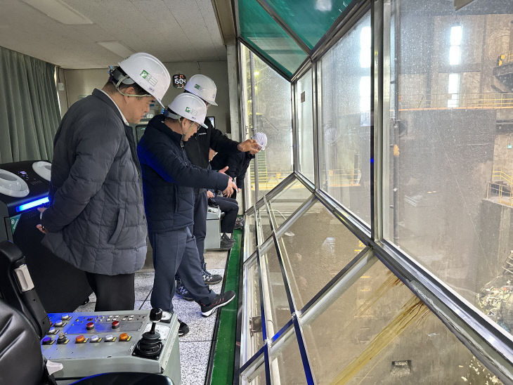 직매립금지비상대응반이소각시설현장을점검하고있다.