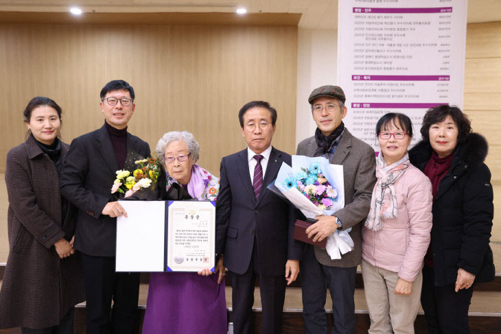 보도 2) 무공 훈장 전달 사진