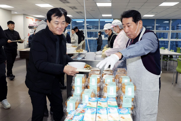 양산시장 구내식당 떡국 배식2