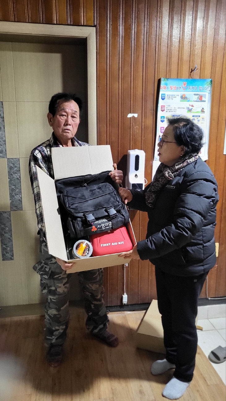 서천군자원봉사센터, 산림인접 취약계층에 생존가방 전달